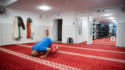 Un homme prie dans une mosquée à Marseille, dans le contexte d'épidémie de coronavirus, en mai 2020. (CLEMENT MAHOUDEAU / AFP)