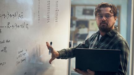 Leonardo DiCaprio incarne le professeur Mindy, astronome, dans le film "Don't Look Up" d'Adam McKay, sorti sur Netflix le 24 décembre 2021. (NIKO TAVERNISE / NETFLIX)