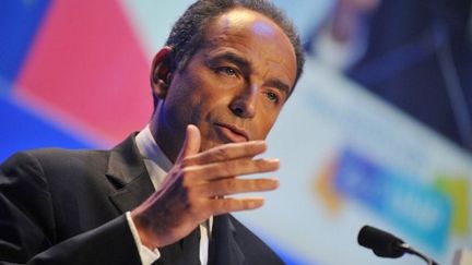 Jean-François Copé prononce un discours lors des journées parlementaires, à Saint-Cyr-sur-Loire, le 14 novembre 2011. (AFP - Alain Jocard)