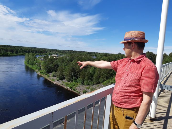 Ari Alatossava, maire de Ii, sur l’un des barrages hydroélectriques. (MARIE-PIERRE VEROT/ RADIO FRANCE)