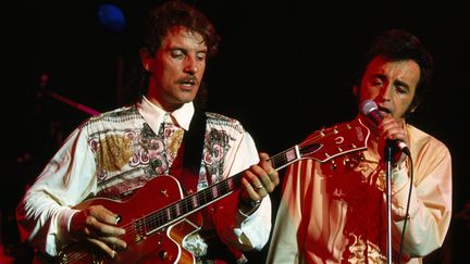 Francis Cabrel et Dick Rivers sur scène au Bataclan (Paris, France) le 10 janvier 1990. (PATRICE PICOT / GAMMA-RAPHO / GETTY IMAGES)