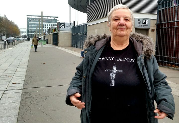 Nelly est venue se recueillir devant le Stade de France où Johnny Halliday a donné plusieurs concerts.&nbsp; (BENJAMIN ILLY / RADIO FRANCE)