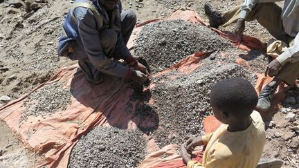 &nbsp; (Des enfants extrayant du cobalt des mines pour la fabrication de téléphones portables © Photo Amnesty International and Afrewatch)