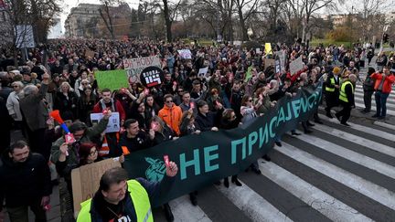 Des manifestants contre les résultats des législatives en Serbie, à Belgrade, le 30 décembre 2023. (ANDREJ ISAKOVIC / AFP)