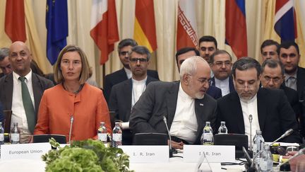 La cheffe de la diplomatie de l'UE, Federica Mogherini, et&nbsp;le ministre iranien des Affaires étrangères, Javad Zarif (à droite), le 6 juillet 2018 à Vienne (Autriche). (HANS PUNZ / APA / AFP)