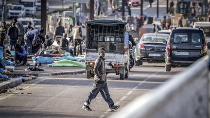 A man crosses near a makeshift camp occupied by sub-Saharan migrants, at Ouled Ziane station, in Casablanca (Morocco), January 19, 2023. (Illustration) (FADEL SENNA / AFP)