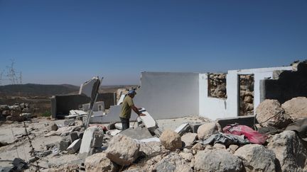 Des Palestiniens constatent les dégâts en retournant dans leur village de Zanuta, en Cisjordanie occupée. (IMAGO/MAMOUN WAZWAZ / APAIMAGES via MAXPPP)