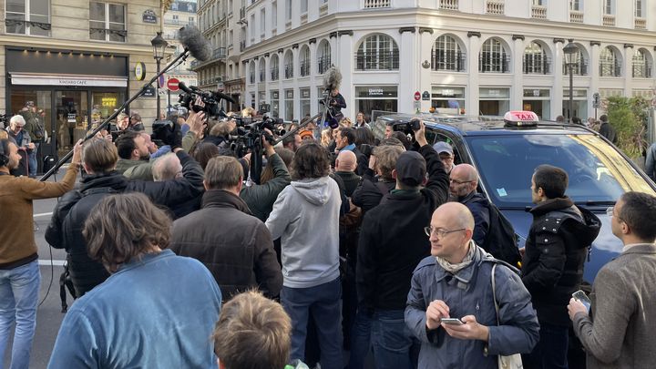 Des journalistes immortalisent l'arrivée de Jean-Baptiste Andrea après l'annonce de sa victoire. (FRANCEINFO / NEIL SENOT)