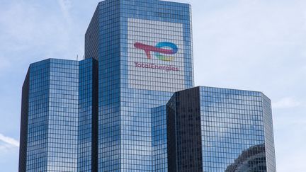 Les bureaux de TotalEnergies dans le quartier de La Défense à Paris. (MAEVA DESTOMBES / HANS LUCAS)