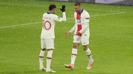 Neymar et Mbappé se congratulent lors du quart de finale aller de la C1 face au Bayern, mercredi 7 avril. (MARCEL ENGELBRECHT / FIRO SPORTPHOTO)