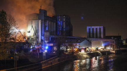 Les pompiers interviennent samedi 22 février pour éteindre l'incendie à l'usine Soufflet Alimentaire de Valenciennes (Nord) (THOMAS LO PRESTI / AFP)