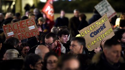 Des "gilets jaunes" ont participé au rassemblement contre l'antisémitisme mardi 19 février,&nbsp;à Paris. (FRANCOIS LO PRESTI / AFP)