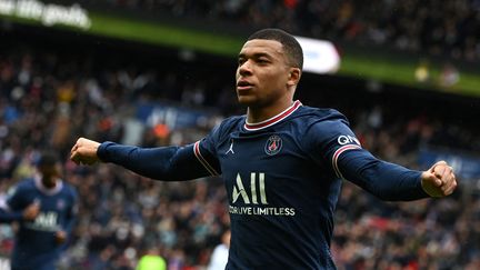 Kylian Mbappé célèbre après avoir ouvert le score avec Paris contre Bordeaux en Ligue 1, le 13 mars 2022. (ALAIN JOCARD / AFP)