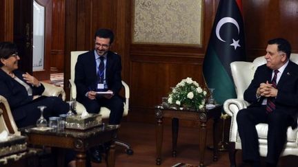 La ministre italienne de la Défense, Elisabetta Trenta (G), reçue par le chef du gouvernement d'union nationale de la Libye, Fayez al-Sarraj, dans son bureau à Tripoli, le 24 Juillet, 2018.  (str / AFP)