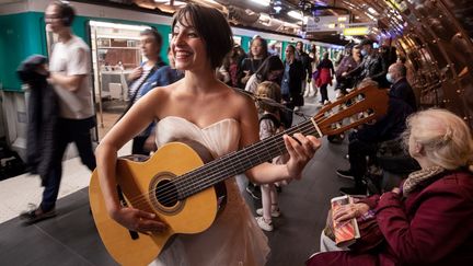 Eli Jadelot en robe de mariée à la station de métro Arts et Métiers, à Paris, le 19 octobre 2022.&nbsp; (JOEL SAGET / AFP)