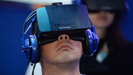 Un homme teste un casque de r&eacute;alit&eacute; virtuelle Oculus Rift, &agrave; Las Vegas (Nevada, Etats-Unis), le 9 janvier 2014. (ROBYN BECK / AFP)