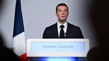 Le président du Rassemblement national, Jordan Bardella, prend la parole à l'issue du second tour des élections législatives, le 7 juillet 2024 à Paris. (ARTUR WIDAK / ANADOLU / AFP)