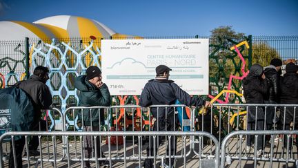 Devant le&nbsp;centre humanitaire&nbsp;de premier accueil pour les migrants, à Paris, le 11 novembre 2016.&nbsp; (MAXPPP)