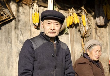 Zhao Faqing vit avec sa femme Zhou Jianqun, qui perd progressivement la vue. Leur maison menace de s’effondrer, mais ils restent dignes devant l’objectif. (MARTIN DELACOUX)