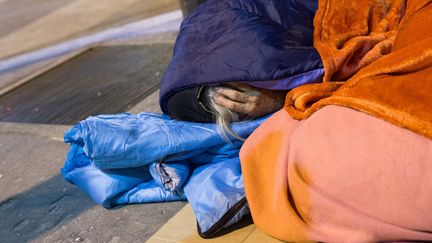 Une personnes sans-abri à Paris, le 21 janvier 2017. (MAXPPP)