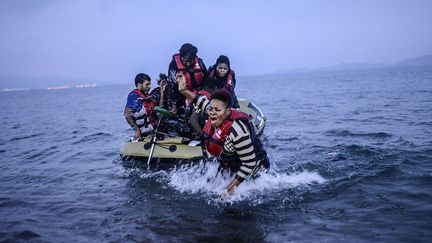 De nombreux Syriens et Irakiens fuient la guerre et Daech. L’île grecque de Kos leur offre un moment de répit. En 2015, ce site prisé des touristes européens devient une porte d’entrée vers l’Europe. Des milliers de réfugiés, majoritairement syriens, accostent sur les côtes en bateaux pneumatiques de Bodrum, en Turquie, située à tout juste cinq kilomètres. Depuis cinq ans, Bulent Kilic couvre la guerre en Syrie. ( AFP / BULENT KILIC)