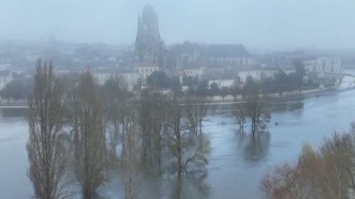 Inondations En Charente Maritime Les évacuations Se Poursuivent à Saintes 1398