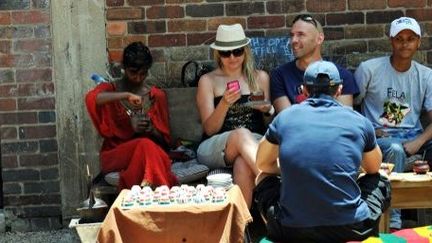 Des habitants du quartier de Maboneng à la terrasse d'un café, le 10 novembre 2013. (AFP/Alexander Joe)