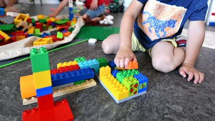 Un enfant joue dans une crèche d'entreprise à Brive-la-Gaillarde (Corrèze), le 29 mai 2020. (STEPHANIE PARA / MAXPPP)