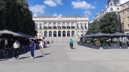 La place de l'hôtel de ville de Saint-Etienne, en septembre 2022. (Rémi  Brancato / RADIOFRANCE)