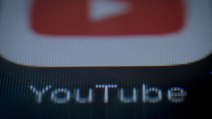 Le logo de l'application YouTube sur un iPad. (JAAP ARRIENS / NURPHOTO / AFP)