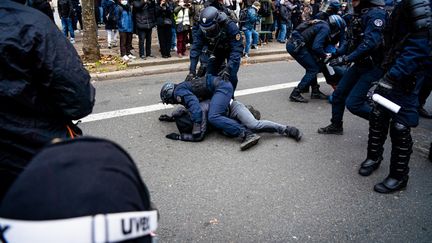 Des policiers arrêtent un manifestant, le 19 janvier 2023 à Paris. (AMAURY CORNU / HANS LUCAS / AFP)