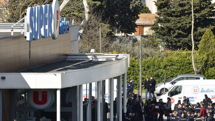 Les forces de l'ordre se positionnent alors qu'une prise d'otages est en cours au supermarché de Trèbes (Aude), le 23 mars 2018.&nbsp; (PASCAL PAVANI / AFP)