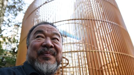 Ai Weiwei devant sa "Cage dorée" à Manhattan
 (Timothy A. Clary / AFP)