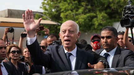 Kais Saied salue des gens dans la rue à Tunis (Tunisie), le 13 octobre 2019. (CHEDLY BEN IBRAHIM / NURPHOTO / AFP)