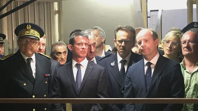 &nbsp; (Manuel Valls et le garde des Sceaux Jean-Jacques Urvoas à la maison d'arrêt de Nîmes  © Radio France / Fiona Moggadham)