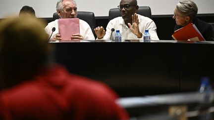 Ben Issa Ousseni entouré du Premier ministre et de la ministre de l'Education, le 30 décembre 2024. (JULIEN DE ROSA / AFP)