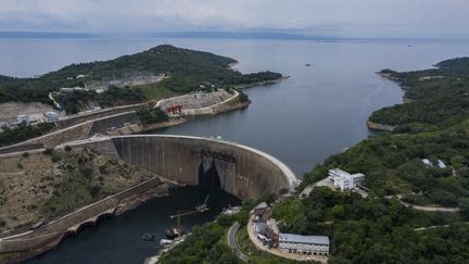 Vue aérienne du barrage de Kariba et de son lac de retenue&nbsp;sur le fleuve Zambèze. Le lac est partagé par la Zambie et le&nbsp;Zimbabwe. (GUILLEM SARTORIO / AFP)