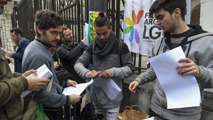 Des Argentins signent un formulaire pour renoncer à leur baptême&nbsp;catholique, vendredi 24 août 2018, après que le Sénat a refusé de légaliser l'avortement. (EITAN ABRAMOVICH / AFP)