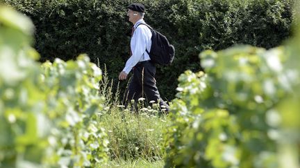 Le d&eacute;put&eacute; MoDem Jean Lassalle marche pr&egrave;s de Corcelles-en-Beaujolais (Rh&ocirc;ne) le 9 ao&ucirc;t 2013.&nbsp; (PHILIPPE DESMAZES / AFP)