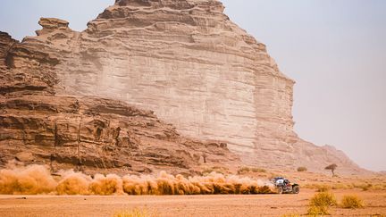 Intraitable,&nbsp;Stéphane Peterhansel fait mordre la poussière à tous ses concurrents lors du Rallye Dakar 2021, qu'il remporte avec 13 minutes et 51 secondes d'avance sur Nasser Al-Attiyah, deuxième. (MAXPPP)