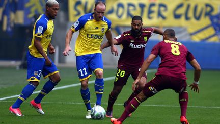 Le double buteur sochalien, Florian Martin (numéro 11), aux prises avec les défenseurs lensois. (VINCENT VOEGTLIN / MAXPPP)