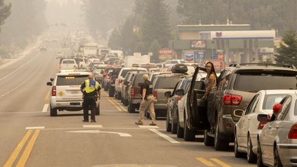 Des habitants bloqués dans les embouteillages alors qu'ils tentent d'évacuer les lieux à l'approche de l'incendie de Caldor à South Lake Tahoe, en Californie, le 30 août 2021. (JOSH EDELSON / AFP)