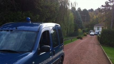 Des voitures de gendarmerie sur les lieux de la fusillade de Champvans, dans le Jura, survenue dans la nuit du 20 au 21 octobre 2012. (ISABELLE BRUNARIUS / FRANCE 3 DOUBS)