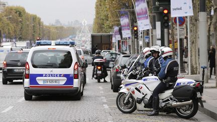 Des policiers patrouillent sur les Champs-Elys&eacute;es, le 18 novembre 2013 &agrave; Paris. (CHRISTOPHE ENA / AP / SIPA)