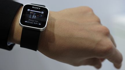 Une montre intelligente Sony, pr&eacute;sent&eacute;e au Congr&egrave;s national du mobile &agrave; Barcelone (Espagne), le 28 f&eacute;vrier 2012. (LLUIS GENE / AFP)