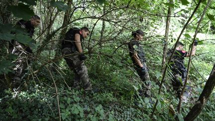 Des gendarmes effectuent des recherches dans la disparition de la petite Maelys, à Pont-de-Beauvoisin (Isère). (PHILIPPE DESMAZES / AFP)