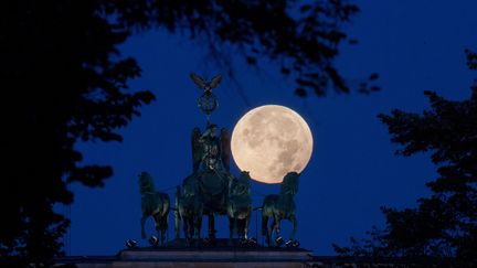 La super Lune au-dessus de la porte de Brandebourg (Berlin, Allemagne)
 (Kay Nietfeld/dpa / AFP)