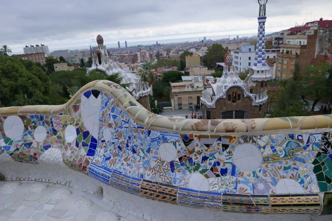 Détail du balcon du parc Güell, autre chef-d'oeuvre de Gaudi à Barcelone, construit de 1900 à 1914. Il figure désormais sur la liste du patrimoine mondial de l'UNESCO. (Photo Emmanuel Langlois)