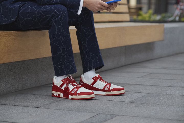 La maison Louis Vuitton apporte son soutien à l’association (RED)&nbsp;en soutien à la mobilisation contre le Sida,&nbsp;à travers le lancement d’un modèle de sneakers la Louis Vuitton I (RED) Trainer. (ALESSANDRO GAROFALO)