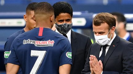 Emmanuel Macron et Kylian Mbappé lors de la finale de la Coupe de France 2020, le 24 juillet 2020. (FRANCK FIFE / AFP)